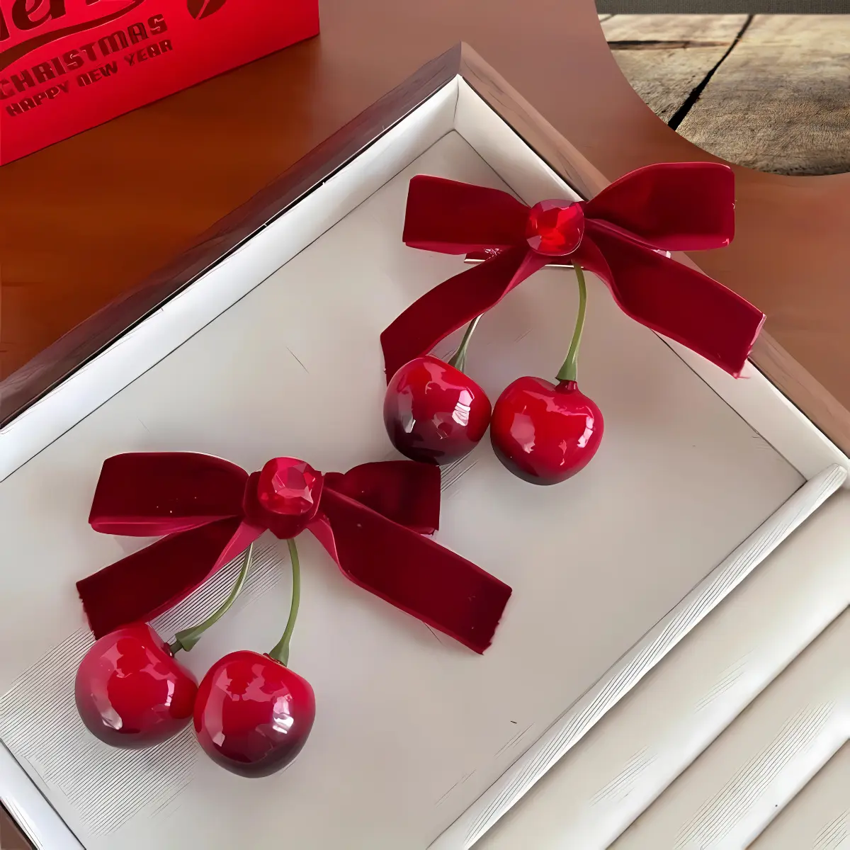 Kiraz Model Taş Detaylı Pens Toka