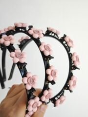 DÜĞME MODEL ÇİÇEKLİ PEMBE PENS MANDALLI TAÇ