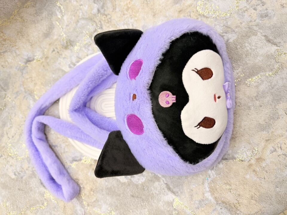 KUROMİ MODEL PELUŞ ORTA BOY ÇANTA YANDAN TAKMALI