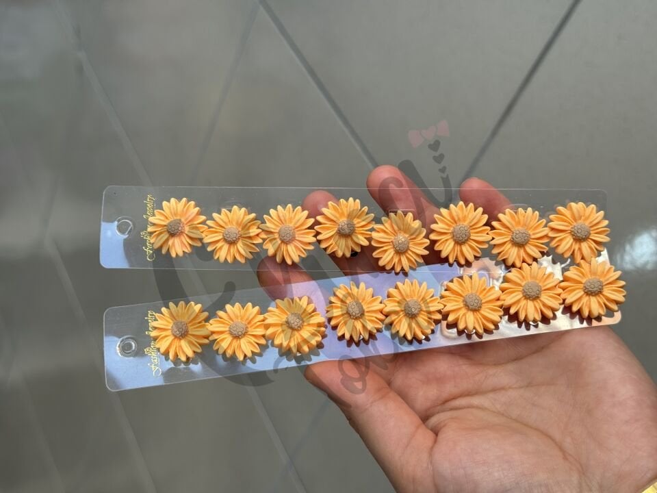 AYÇİÇEĞİ MODEL BÜYÜK BOY 8 Lİ KART SAÇ KÜPESİ