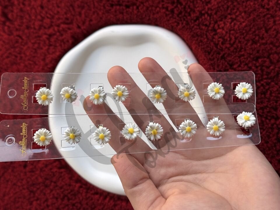 MİNİ BOY PAPATYA SAÇ KÜPESİ 8 Lİ KART