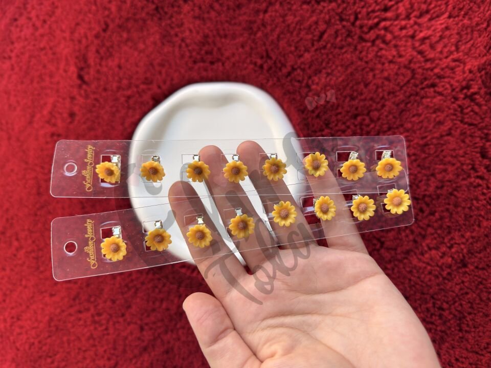 SARI RENK MİNİ PAPATYA SAÇ KÜPESİ 8 Lİ KART